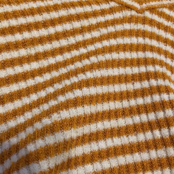 Cropped Sweater - Picture 2 of 2